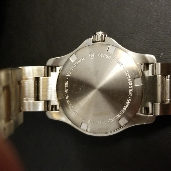 Swiss Army women watch. New with original tag and box. Stainless steel. - Picture 5 of 6